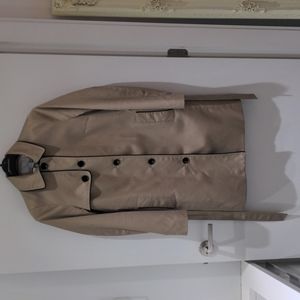 Trenchcoat with tie belt